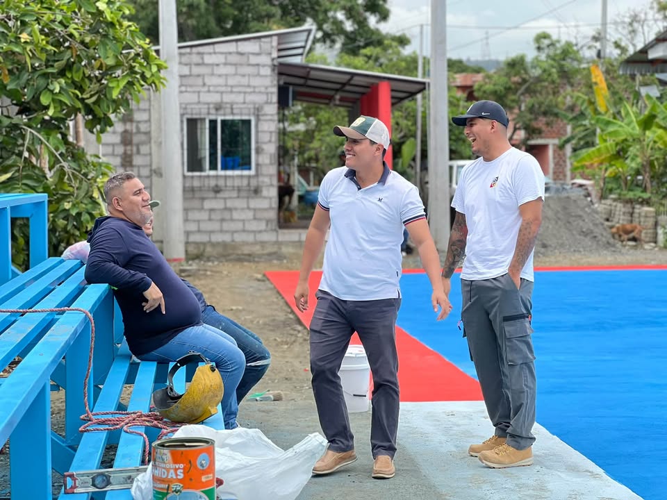 Cancha de El Sauce avanza al 85% tras dos décadas de espera en Los Lojas
