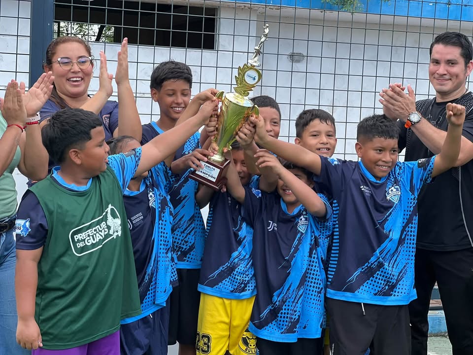 Los Lojas: Vicepresidenta parroquial y Prefectura del Guayas apoyan torneo infantil
